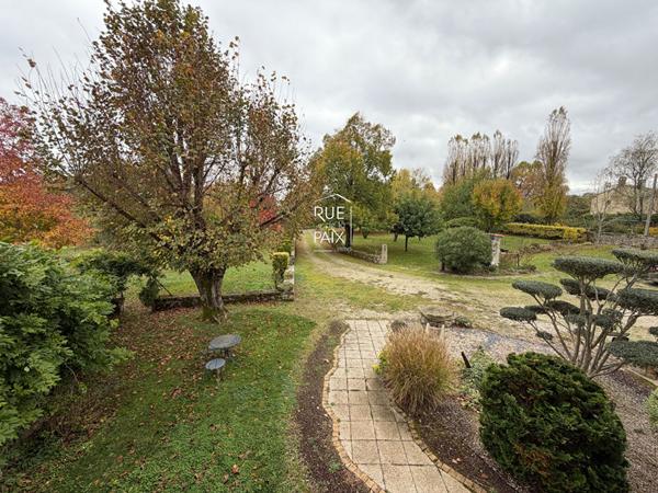 79400 AZAY LE BRULE Magnifique propriété en pierre - 250 m2 et cadre privilégié