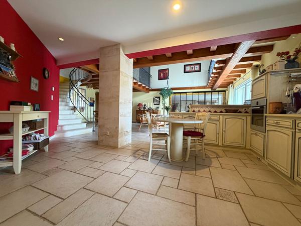 79400 AZAY LE BRULE Magnifique propriété en pierre - 250 m2 et cadre privilégié