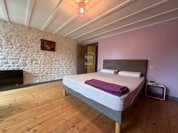 79400 AZAY LE BRULE Magnifique propriété en pierre - 250 m2 et cadre privilégié