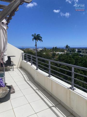 A vendre beau duplex T3 avec varangue- Dernier étage- Vue sur la ville, mer et montagne.