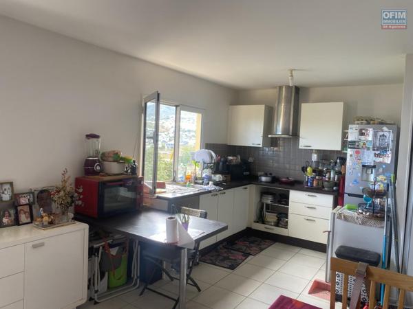 A vendre beau duplex T3 avec varangue- Dernier étage- Vue sur la ville, mer et montagne.