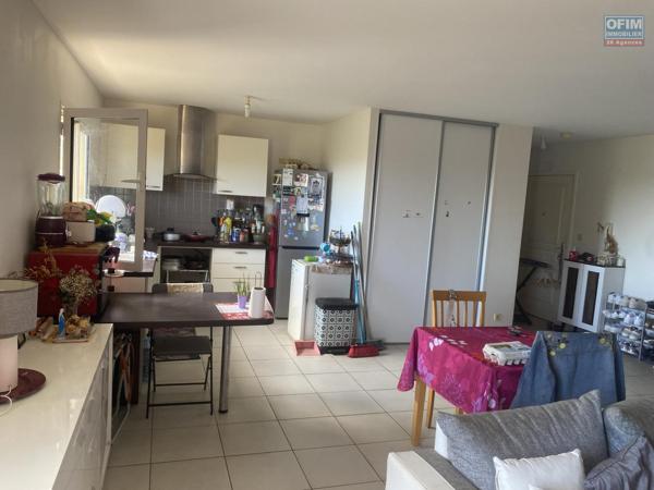 A vendre beau duplex T3 avec varangue- Dernier étage- Vue sur la ville, mer et montagne.