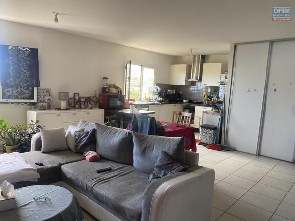 A vendre beau duplex T3 avec varangue- Dernier étage- Vue sur la ville, mer et montagne.