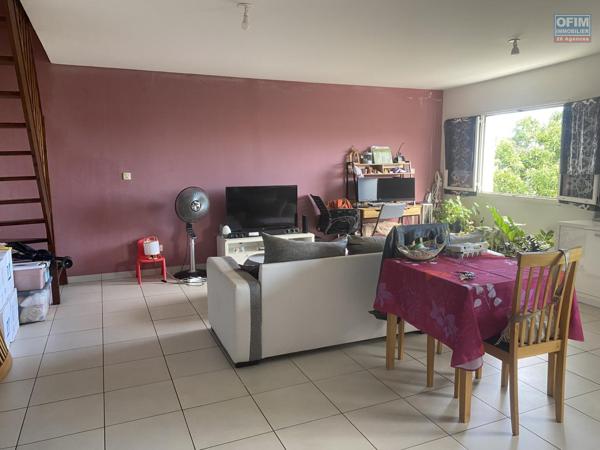 A vendre beau duplex T3 avec varangue- Dernier étage- Vue sur la ville, mer et montagne.