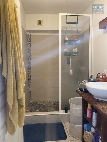 A vendre beau duplex T3 avec varangue- Dernier étage- Vue sur la ville, mer et montagne.