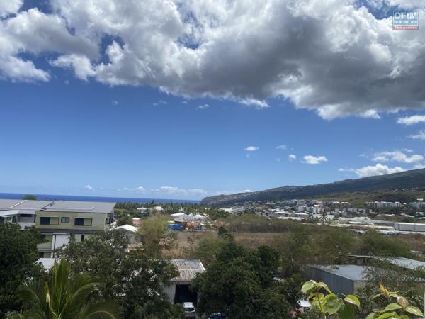 A vendre beau duplex T3 avec varangue- Dernier étage- Vue sur la ville, mer et montagne.
