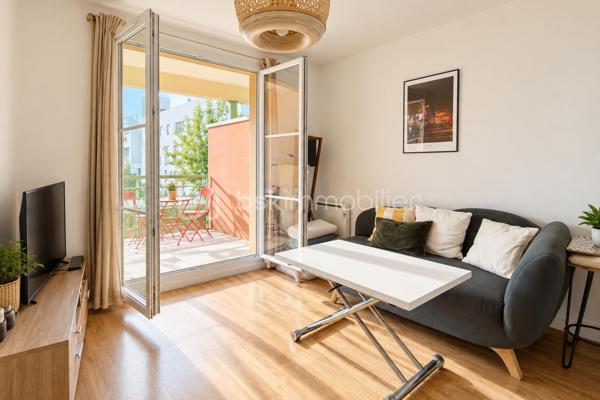 Au cœur du quartier recherché de La Croix Bonnet à Bois-d’Arcy, découvrez ce charmant appartement 2 pièces de 32,61 m², situé au 1er étage avec ascenseur d’une résidence de standing.

L’appartement bénéficie d’un environnement particulièrement agréable puisqu’il donne entièrement sur une voie piétonne, à l’écart de la circulation. Son exposition Ouest lui apporte une belle luminosité et permet de profiter pleinement des fins de journée.

L’entrée, équipée de rangements intégrés, mène vers une agréable pièce de vie avec cuisine ouverte entièrement équipée, rénovée il y a moins de cinq ans. Le séjour se prolonge par un grand balcon, véritable espace supplémentaire pour installer une table et profiter des beaux jours au calme.

La partie nuit accueille une chambre avec placards intégrés ainsi qu’une salle d’eau avec douche, également rénovée récemment et disposant d’un emplacement pour le lave-linge.

Parfaitement entretenu, l’appartement est en très bon état et ne nécessite aucun travaux. Il bénéficie par ailleurs d’un DPE C, un véritable atout pour le confort quotidien comme pour un projet d’investissement.

Une place de stationnement privative et numérotée en sous-sol complète le bien.

Une belle opportunité pour un premier achat, un jeune couple ou un investissement locatif.

Les charges de copropriété s’élèvent à environ 400 € par trimestre et la taxe foncière à 790 € par an.

Contactez-moi pour organiser une visite.