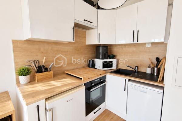 Au cœur du quartier recherché de La Croix Bonnet à Bois-d’Arcy, découvrez ce charmant appartement 2 pièces de 32,61 m², situé au 1er étage avec ascenseur d’une résidence de standing.

L’appartement bénéficie d’un environnement particulièrement agréable puisqu’il donne entièrement sur une voie piétonne, à l’écart de la circulation. Son exposition Ouest lui apporte une belle luminosité et permet de profiter pleinement des fins de journée.

L’entrée, équipée de rangements intégrés, mène vers une agréable pièce de vie avec cuisine ouverte entièrement équipée, rénovée il y a moins de cinq ans. Le séjour se prolonge par un grand balcon, véritable espace supplémentaire pour installer une table et profiter des beaux jours au calme.

La partie nuit accueille une chambre avec placards intégrés ainsi qu’une salle d’eau avec douche, également rénovée récemment et disposant d’un emplacement pour le lave-linge.

Parfaitement entretenu, l’appartement est en très bon état et ne nécessite aucun travaux. Il bénéficie par ailleurs d’un DPE C, un véritable atout pour le confort quotidien comme pour un projet d’investissement.

Une place de stationnement privative et numérotée en sous-sol complète le bien.

Une belle opportunité pour un premier achat, un jeune couple ou un investissement locatif.

Les charges de copropriété s’élèvent à environ 400 € par trimestre et la taxe foncière à 790 € par an.

Contactez-moi pour organiser une visite.