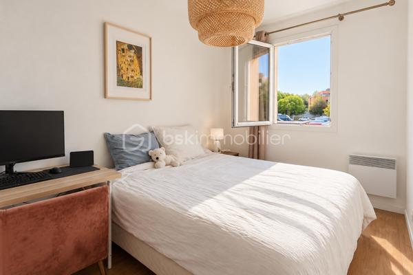 Au cœur du quartier recherché de La Croix Bonnet à Bois-d’Arcy, découvrez ce charmant appartement 2 pièces de 32,61 m², situé au 1er étage avec ascenseur d’une résidence de standing.

L’appartement bénéficie d’un environnement particulièrement agréable puisqu’il donne entièrement sur une voie piétonne, à l’écart de la circulation. Son exposition Ouest lui apporte une belle luminosité et permet de profiter pleinement des fins de journée.

L’entrée, équipée de rangements intégrés, mène vers une agréable pièce de vie avec cuisine ouverte entièrement équipée, rénovée il y a moins de cinq ans. Le séjour se prolonge par un grand balcon, véritable espace supplémentaire pour installer une table et profiter des beaux jours au calme.

La partie nuit accueille une chambre avec placards intégrés ainsi qu’une salle d’eau avec douche, également rénovée récemment et disposant d’un emplacement pour le lave-linge.

Parfaitement entretenu, l’appartement est en très bon état et ne nécessite aucun travaux. Il bénéficie par ailleurs d’un DPE C, un véritable atout pour le confort quotidien comme pour un projet d’investissement.

Une place de stationnement privative et numérotée en sous-sol complète le bien.

Une belle opportunité pour un premier achat, un jeune couple ou un investissement locatif.

Les charges de copropriété s’élèvent à environ 400 € par trimestre et la taxe foncière à 790 € par an.

Contactez-moi pour organiser une visite.