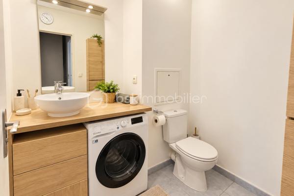 Au cœur du quartier recherché de La Croix Bonnet à Bois-d’Arcy, découvrez ce charmant appartement 2 pièces de 32,61 m², situé au 1er étage avec ascenseur d’une résidence de standing.

L’appartement bénéficie d’un environnement particulièrement agréable puisqu’il donne entièrement sur une voie piétonne, à l’écart de la circulation. Son exposition Ouest lui apporte une belle luminosité et permet de profiter pleinement des fins de journée.

L’entrée, équipée de rangements intégrés, mène vers une agréable pièce de vie avec cuisine ouverte entièrement équipée, rénovée il y a moins de cinq ans. Le séjour se prolonge par un grand balcon, véritable espace supplémentaire pour installer une table et profiter des beaux jours au calme.

La partie nuit accueille une chambre avec placards intégrés ainsi qu’une salle d’eau avec douche, également rénovée récemment et disposant d’un emplacement pour le lave-linge.

Parfaitement entretenu, l’appartement est en très bon état et ne nécessite aucun travaux. Il bénéficie par ailleurs d’un DPE C, un véritable atout pour le confort quotidien comme pour un projet d’investissement.

Une place de stationnement privative et numérotée en sous-sol complète le bien.

Une belle opportunité pour un premier achat, un jeune couple ou un investissement locatif.

Les charges de copropriété s’élèvent à environ 400 € par trimestre et la taxe foncière à 790 € par an.

Contactez-moi pour organiser une visite.