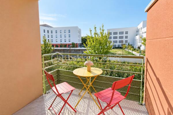 Au cœur du quartier recherché de La Croix Bonnet à Bois-d’Arcy, découvrez ce charmant appartement 2 pièces de 32,61 m², situé au 1er étage avec ascenseur d’une résidence de standing.

L’appartement bénéficie d’un environnement particulièrement agréable puisqu’il donne entièrement sur une voie piétonne, à l’écart de la circulation. Son exposition Ouest lui apporte une belle luminosité et permet de profiter pleinement des fins de journée.

L’entrée, équipée de rangements intégrés, mène vers une agréable pièce de vie avec cuisine ouverte entièrement équipée, rénovée il y a moins de cinq ans. Le séjour se prolonge par un grand balcon, véritable espace supplémentaire pour installer une table et profiter des beaux jours au calme.

La partie nuit accueille une chambre avec placards intégrés ainsi qu’une salle d’eau avec douche, également rénovée récemment et disposant d’un emplacement pour le lave-linge.

Parfaitement entretenu, l’appartement est en très bon état et ne nécessite aucun travaux. Il bénéficie par ailleurs d’un DPE C, un véritable atout pour le confort quotidien comme pour un projet d’investissement.

Une place de stationnement privative et numérotée en sous-sol complète le bien.

Une belle opportunité pour un premier achat, un jeune couple ou un investissement locatif.

Les charges de copropriété s’élèvent à environ 400 € par trimestre et la taxe foncière à 790 € par an.

Contactez-moi pour organiser une visite.
