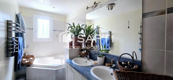 Maison F5 de plain pied avec double garage et piscine