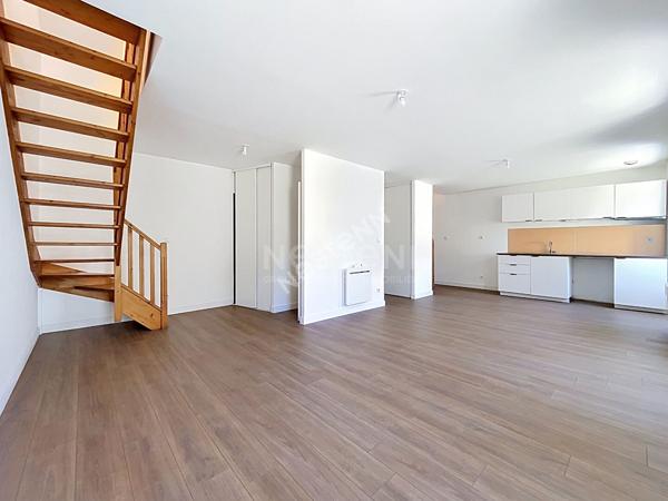Orvault Vallée du Cens : A louer ! Appartement T3 duplex rénové, disponible de suite, 2 chambres, 2 sde, cuisine A/E. Petite copropriété, proche toutes commodités.