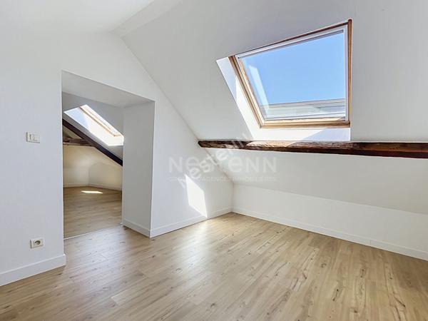 Orvault Vallée du Cens : A louer ! Appartement T3 duplex rénové, disponible de suite, 2 chambres, 2 sde, cuisine A/E. Petite copropriété, proche toutes commodités.