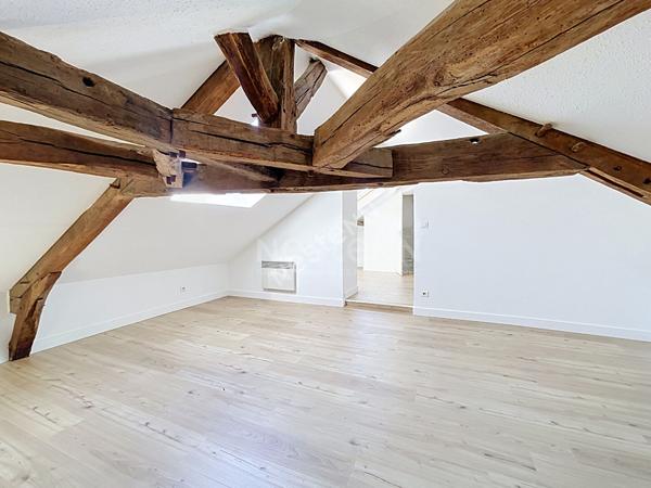 Orvault Vallée du Cens : A louer ! Appartement T3 duplex rénové, disponible de suite, 2 chambres, 2 sde, cuisine A/E. Petite copropriété, proche toutes commodités.