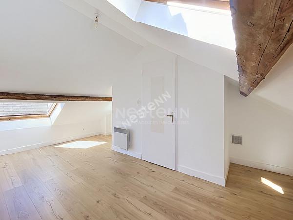 Orvault Vallée du Cens : A louer ! Appartement T3 duplex rénové, disponible de suite, 2 chambres, 2 sde, cuisine A/E. Petite copropriété, proche toutes commodités.