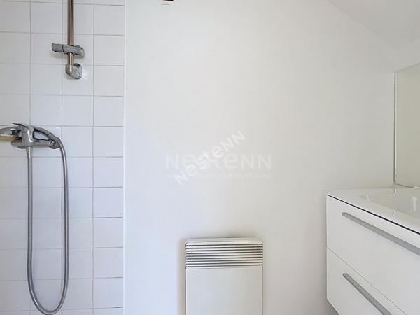 Orvault Vallée du Cens : A louer ! Appartement T3 duplex rénové, disponible de suite, 2 chambres, 2 sde, cuisine A/E. Petite copropriété, proche toutes commodités.
