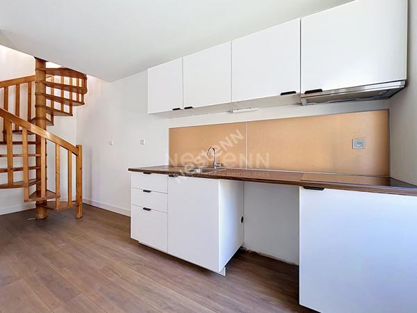 Orvault Vallée du Cens : A louer ! Appartement T3 duplex rénové, disponible de suite, 2 chambres, 2 sde, cuisine A/E. Petite copropriété, proche toutes commodités.