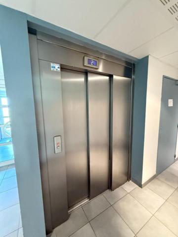 Appartement T4 de 75,36 M² avec ascenseur, balcon, 3 chambres, GARAGE et parking numéroté. VANNES quartier BEAUPRE KERSEC