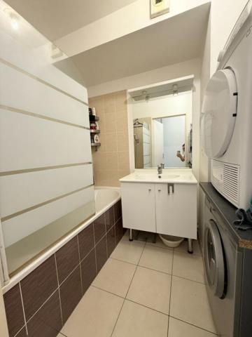 Appartement T4 de 75,36 M² avec ascenseur, balcon, 3 chambres, GARAGE et parking numéroté. VANNES quartier BEAUPRE KERSEC