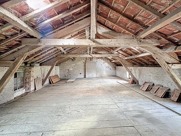 Fort potentiel pour cette maison de plain-pied à rénover de plus de 120 m² à proximité de Chalonnes-sur-Loire.