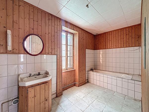 Fort potentiel pour cette maison de plain-pied à rénover de plus de 120 m² à proximité de Chalonnes-sur-Loire.