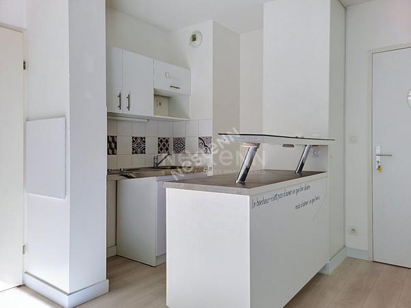 La Chapelle S/Erdre  : A Louer !  Bel appartement T2 non meublé, lumineux au 3è et dernier étage, ascenseur, terrasse, box fermé.