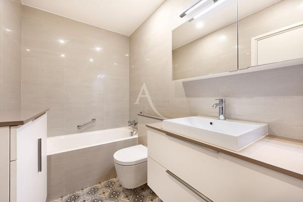 Suresnes République - 4 Pièces de 107m² - Extérieur de 8m² - parking - cave