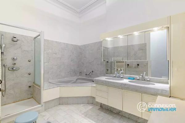 Appartement avec belle hauteur sous plafond et ascenseur
