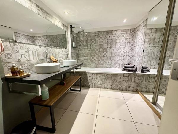 ARENES Appartement de Charme à Nîmes Entièrement Rénové