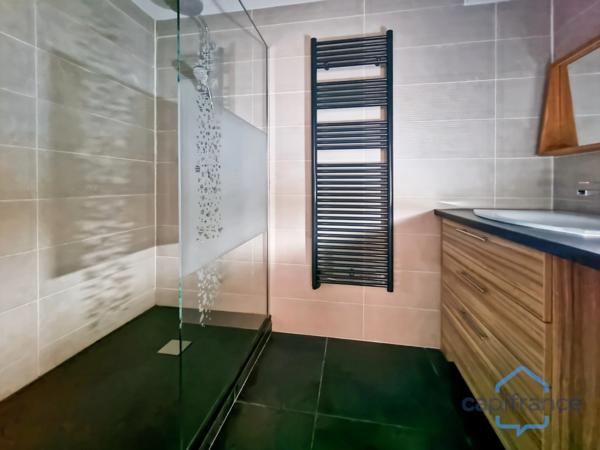 Appartement refait à neuf de 63m² avec 3 pièces et Terrasses - 2 Parkings - Piscine