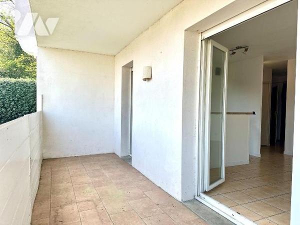 Agréable T2 d'une superficie carrez de 45.52m², comprenant un spacieux et lumineux séjour avec ...