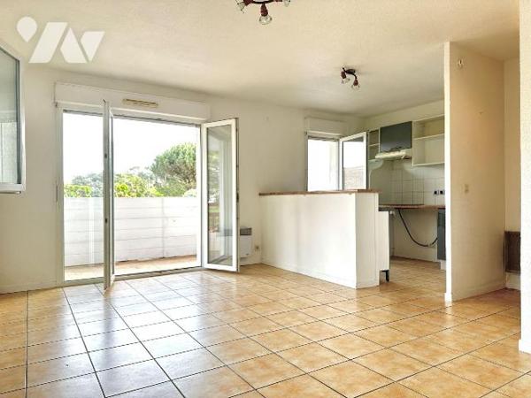 Agréable T2 d'une superficie carrez de 45.52m², comprenant un spacieux et lumineux séjour avec ...