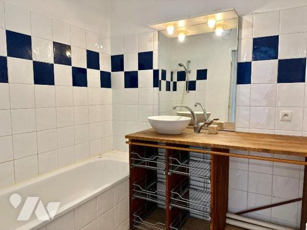 Agréable T2 d'une superficie carrez de 45.52m², comprenant un spacieux et lumineux séjour avec ...