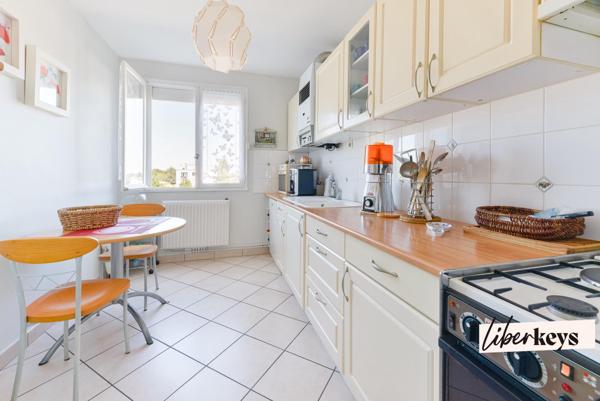 Appartement T4 de 77 m² avec balcon, cave et parking équipé 