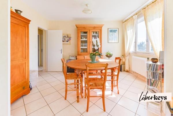 Appartement T4 de 77 m² avec balcon, cave et parking équipé 