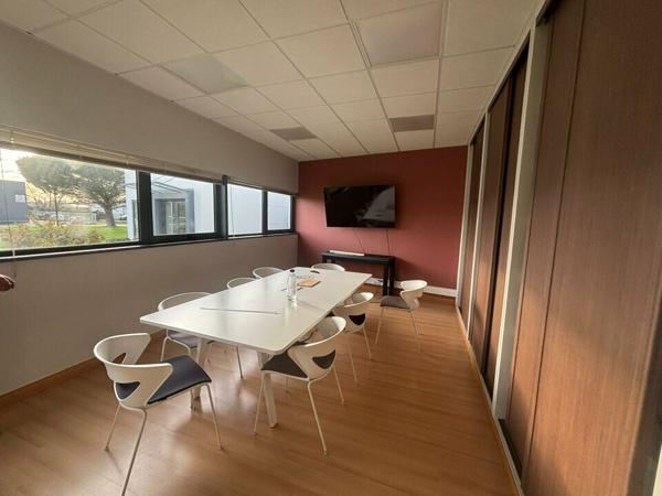 À LOUER – Bureaux lumineux de 900 m² divisibles – Visibilité exceptionnelle sur 2x2 voies Nantes / La Roche-sur-Yon