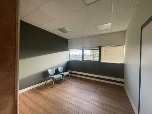 À LOUER – Bureaux lumineux de 900 m² divisibles – Visibilité exceptionnelle sur 2x2 voies Nantes / La Roche-sur-Yon