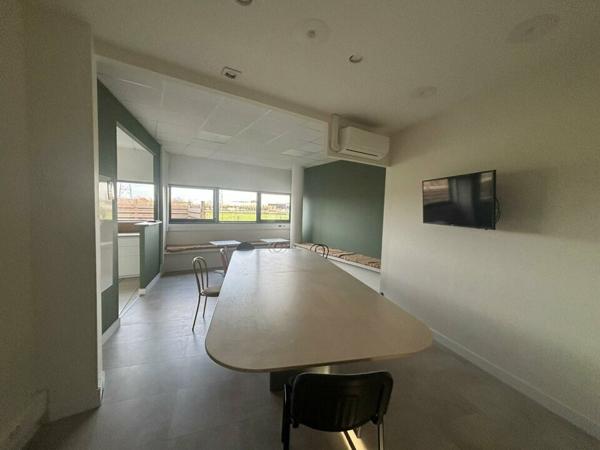 À LOUER – Bureaux lumineux de 900 m² divisibles – Visibilité exceptionnelle sur 2x2 voies Nantes / La Roche-sur-Yon