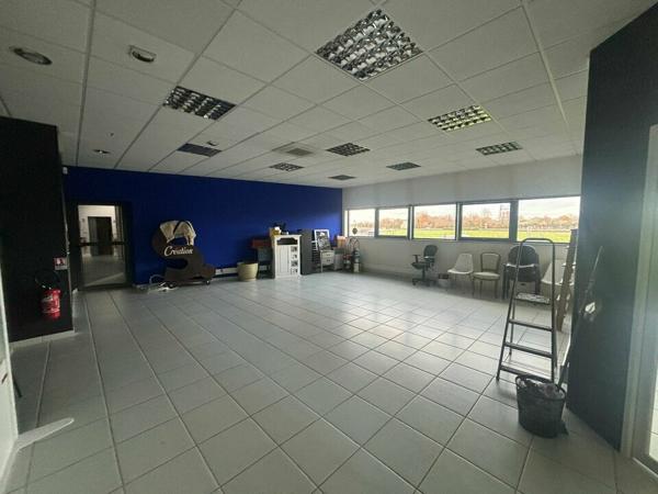 À LOUER – Bureaux lumineux de 900 m² divisibles – Visibilité exceptionnelle sur 2x2 voies Nantes / La Roche-sur-Yon