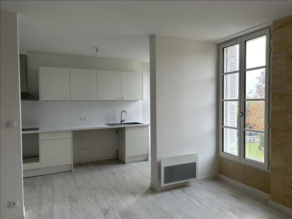 Appartement à louer 741 € CC BLAYE 3 p 70 m² DPE C