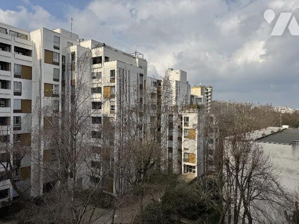 Au calme Beau balcon exposé ouest
