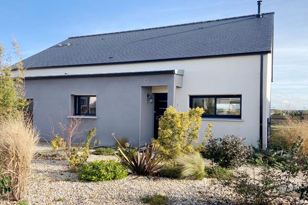 Maison contemporaine à vendre à Châteaugiron - 3 chambres, garage et jardin