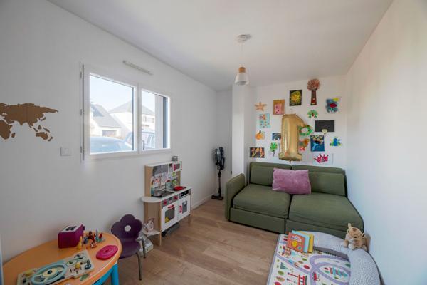 Maison contemporaine à vendre à Châteaugiron - 3 chambres, garage et jardin