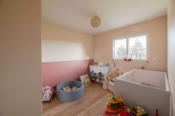Maison contemporaine à vendre à Châteaugiron - 3 chambres, garage et jardin
