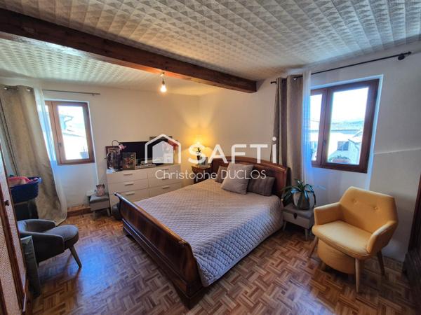Maison de village avec balcon, cave et appartement indépendant.