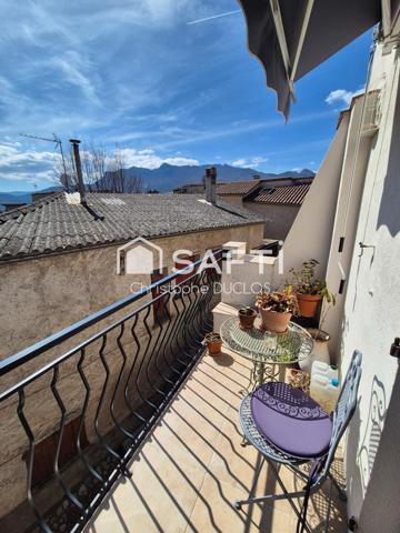 Maison de village avec balcon, cave et appartement indépendant.