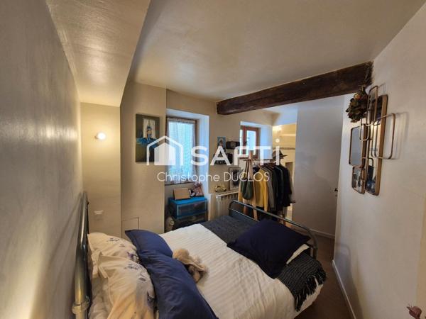 Maison de village avec balcon, cave et appartement indépendant.