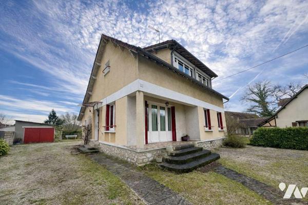 Située à La Ferté-Imbault, dans le Loir-et-Cher, cette maison d'environ 90 m² offre toutes les ...