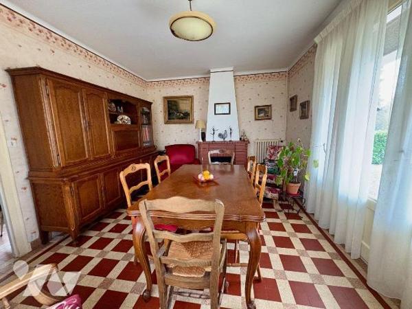 Située à La Ferté-Imbault, dans le Loir-et-Cher, cette maison d'environ 90 m² offre toutes les ...